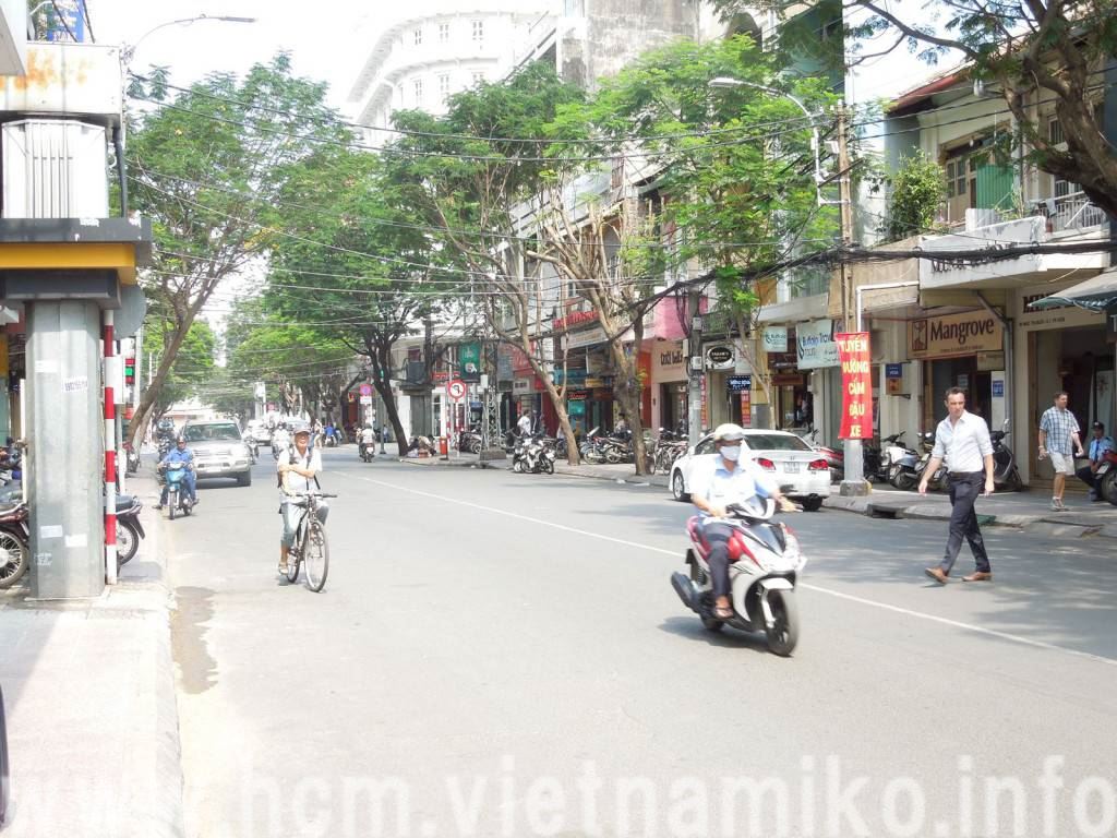 雑貨ショップの並ぶマックチーブオイ通り1